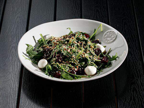 Mojo Bar - Салат с цыплёнком терияки, моцареллой и маринованной свеклой