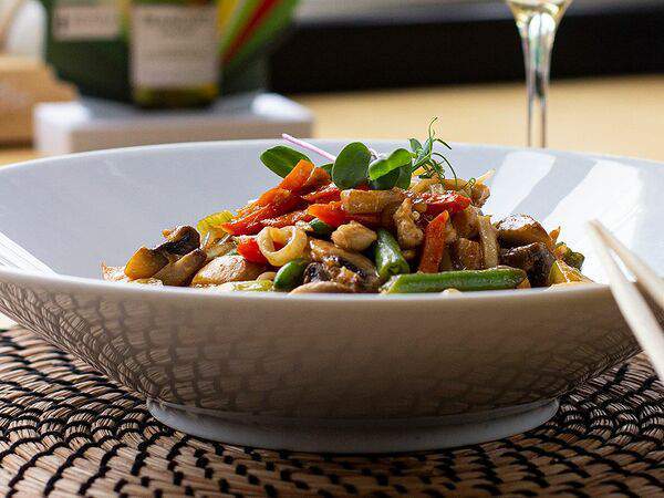 Вок кафе - Лапша удон с курицей и овощами