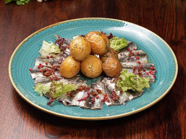 Хмель - Карпаччо из кильки с теплым картофелем, и розовым перцем