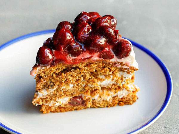 Luka Pizza - Морковный торт с вишней