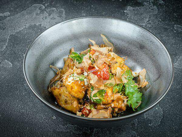 Jimoto - Салат Тёплый баклажан с томатами и стружкой тунца