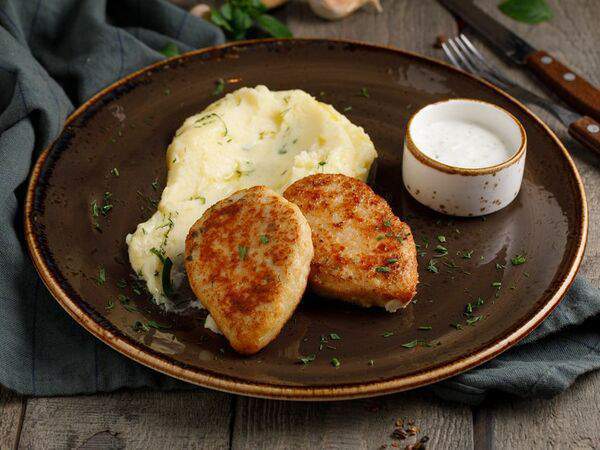 Охота на енота - Куриные котлеты жареные с картофельным пюре