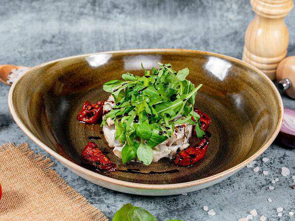 Liga Pub - Салат от Шефа Лига Паб с соусом из тунца