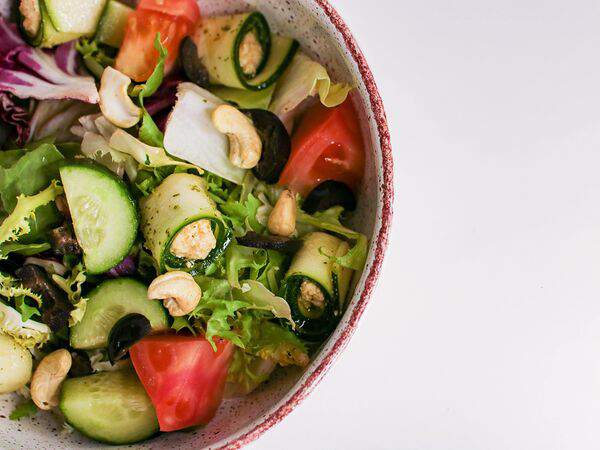 Crazy Vegan - Салат овощной с рулетиками из цукини