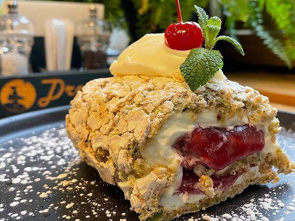 Dream Cafe - Фисташковый рулет с малиной