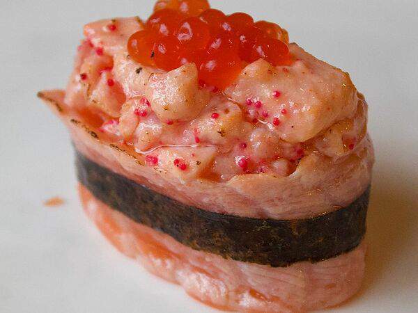 Море в коробке - Гункан спайси опаленный лосось с красной икрой