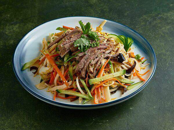 Кафе Али - Салат из лапши и говядины со свежими овощами