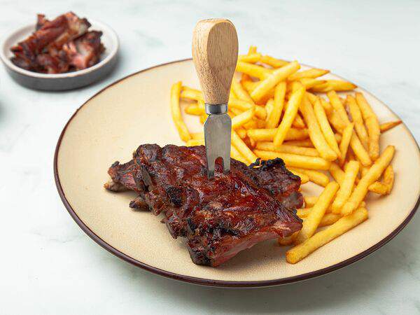 Вкусняхи - Копченые ребра с картофелем фри