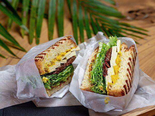 Waves - Сандвич с тофу и вялеными томатами