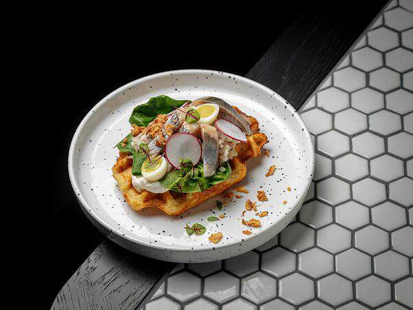 Waterzooi - Картофельная вафля с маринованной сельдью и хреном