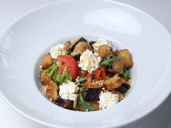 Астер - Салат с хрустящим баклажаном и сливочным сыром