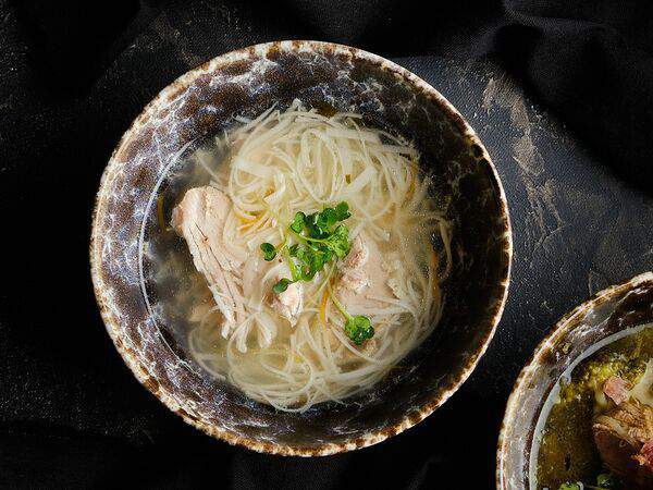 Мархаба - Татарский традиционный суп токмач с курицей, подается с двумя треугольниками