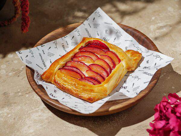 Breadway-cafe - Дениш с печеной сливой