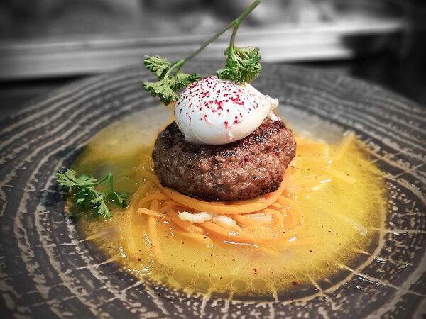 Kedr - Рубленый бифштекс из конины на овощной лапше с яйцом пашот