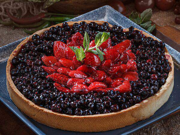 Кафе-пекарня Susser - Кростата со смородиной и клубникой