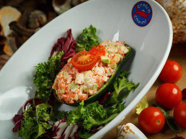 Crab and caviar - Салат из авокадо, краба и морепродуктов