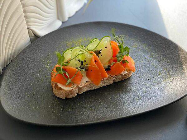 Ресторан Амо - Брускетта с чавычой и рукколой