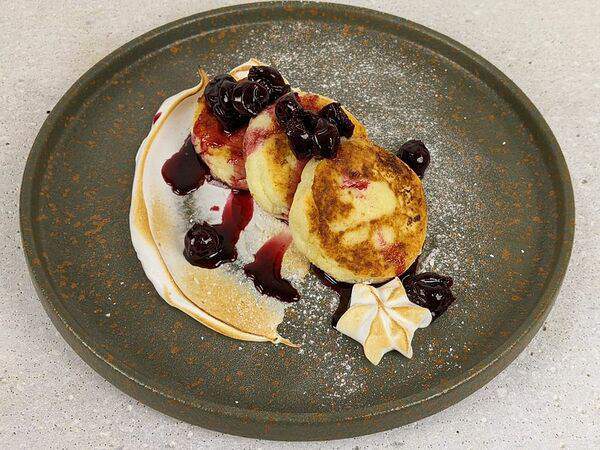 Кафе Театральное - Сырники с вишневым вареньем