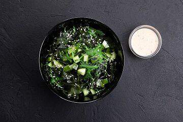 Sushiman - Салат с Чукой и ореховым соусом