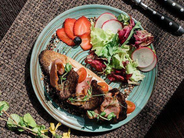 Кофейня 8512 - Брускетта с телятиной, беконом и сливочным сыром