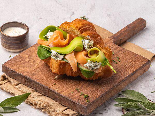 Сладкое дело - Круассан с лососем, авокадо и крем чиз