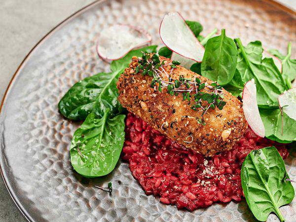 Pivino - Кордон блю из филе индейки на подушке из свекольного ризотто