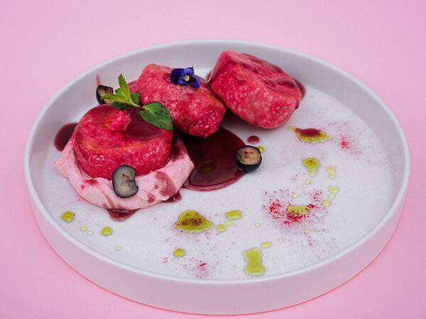 Sisters Coffee & Wine - Розовые сырники с малиновой сгущенкой