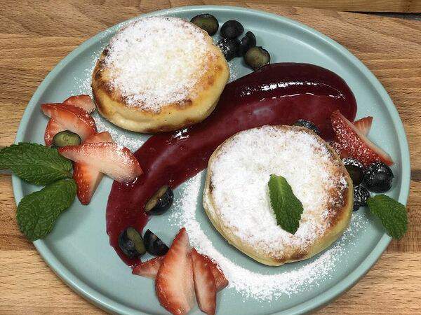 Кофейня Зеленая Улица - Сырники запеченные с ягодным гелем