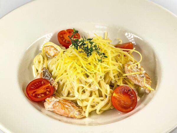 Лакомка - Паста с лососем в сливочном соусе