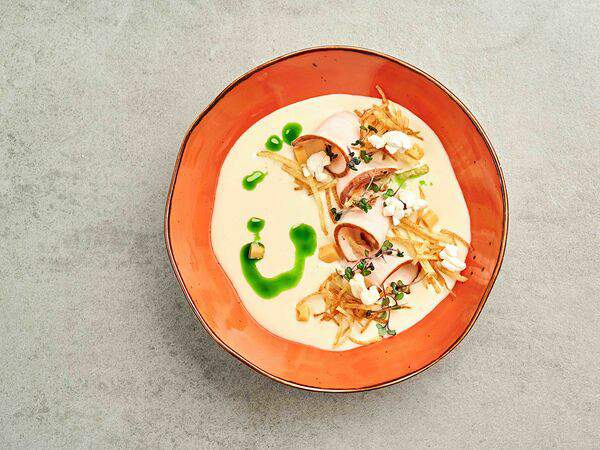 Pivino - Сырный крем-суп с подкопченным куриным филе и картофелем пай