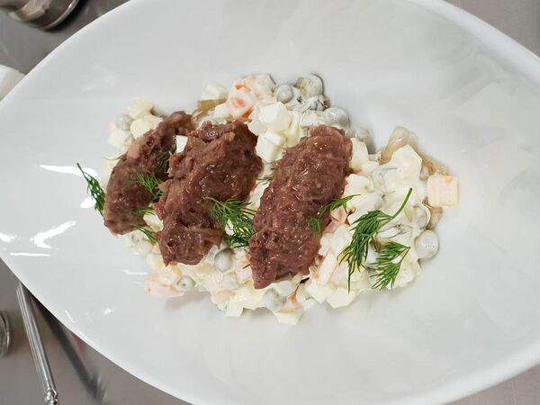 Гранд кафе Пастернак - Оливье с говяжьим языком и цыпленком