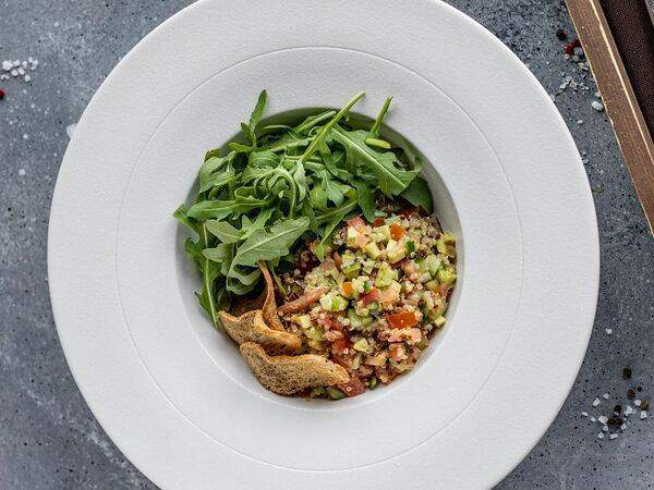 Gagarin Gastro Bar - Салат с киноа и овощами