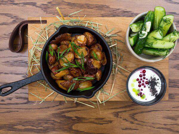 Столица деревень - Жареха из картофеля Черри с белыми грибами и малосольными огурчиками