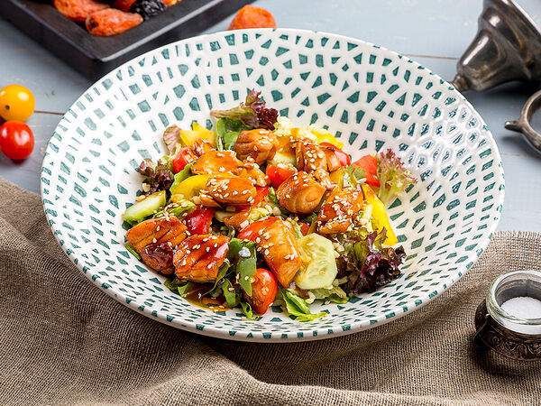 Чайхана neft lounge - Салат с теплой форелью в соусе терияки