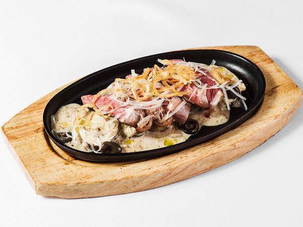 Самое популярное кафе - Стейк мясника с печеным картофелем и соусом Белые грибы