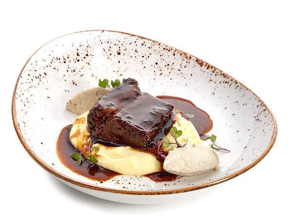 Mama Donna - Томленая говядина с луковым муссом и картофелем