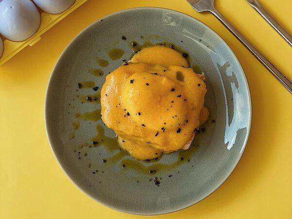 Яйцо - Бриошь Бенедикт с лососем слабого посола