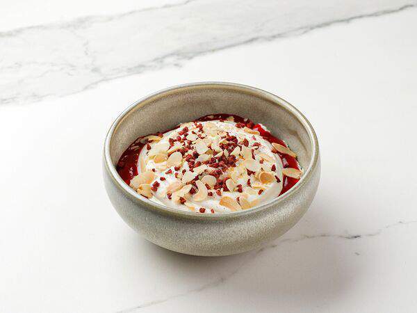 Гаврош - Воздушный творог с малиновым пюре и миндалем