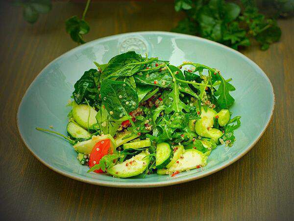 Сыроварня - Салат из молодого шпината и киноа
