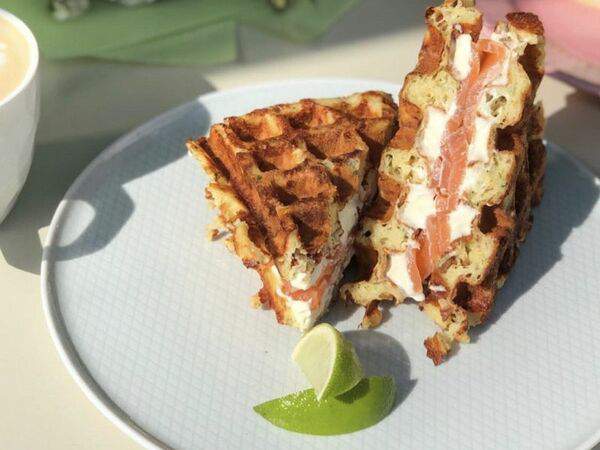 Библиотека - Сэндвич сырная вафля с лососем