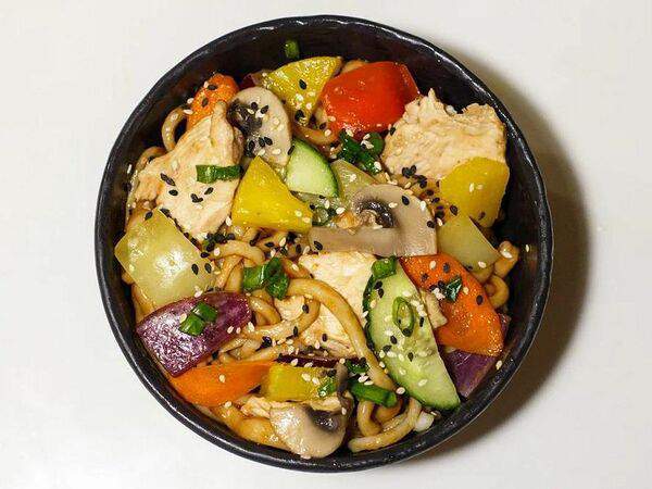 Лапша и утка Фо Бо - Wok с курицей, грибами и ананасами