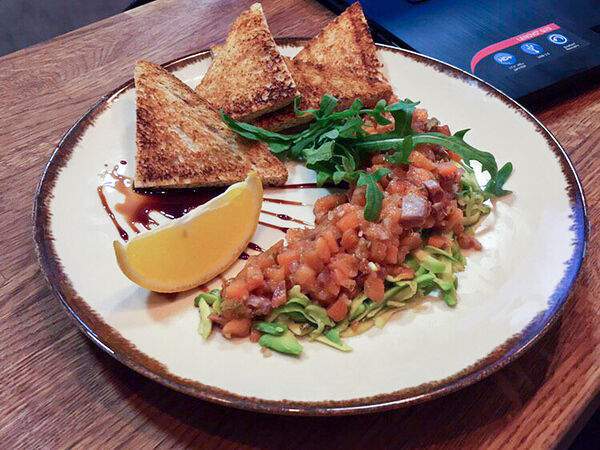 Amelie - Тартар из лосося на подушке из авокадо