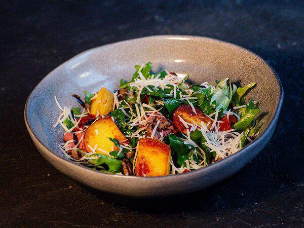 Между нами булочками - Салат с мраморной говядиной