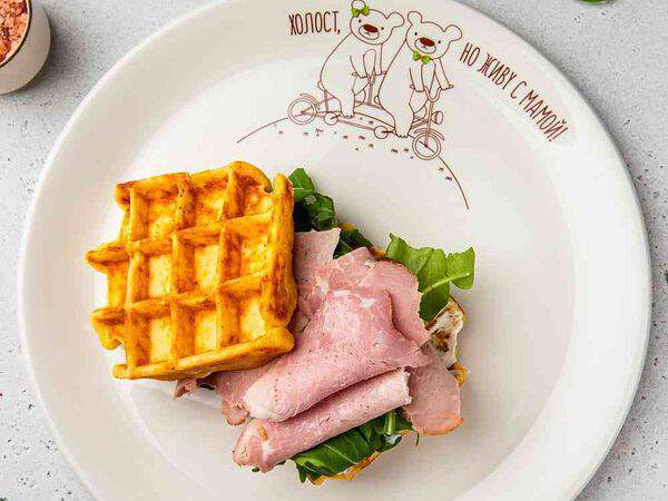 АндерСон - Картофельная вафля с Тамбовским окороком, сливочным сыром, миксом салатов, маринованным огурцом и восточным соусом