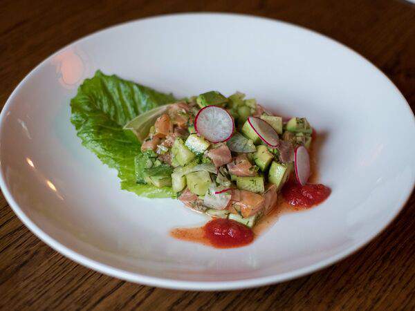 Philosophia Life - Салат с копченым лососем и авокадо