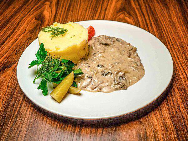 Пармеzан - Бефстроганов с картофельным пюре