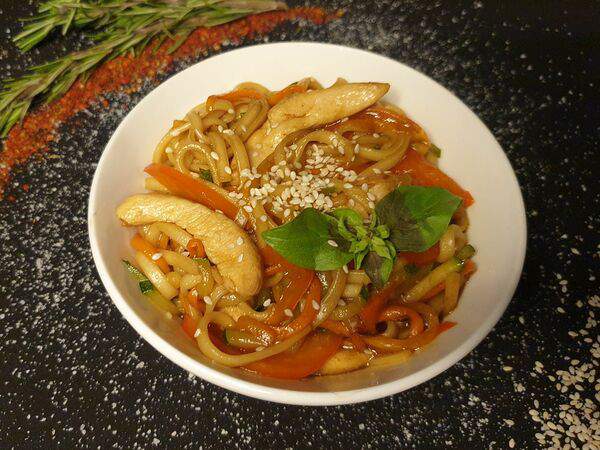 Всем Своим - Wok с обжаренной куриной грудкой