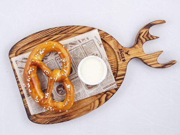 Jager restopub - Немецкий брецель с сырным соусом