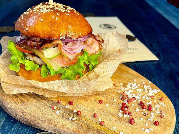 Старый якорь - Бургер с куриной котлетой и с беконом