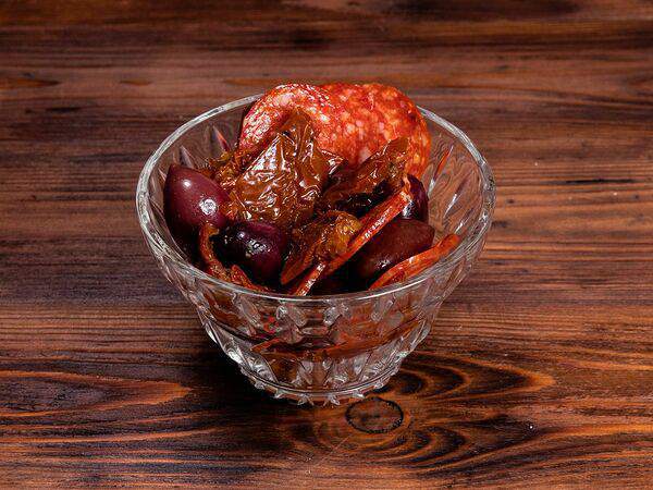 Трактир Колесо - Оливки Каламата, вяленые томаты и Чоризо